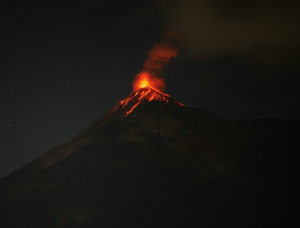 Suspects Con Woman Out Of $4,500 In ‘Pigeon Drop’ Scam
Filed Under: $4500, 68-Year-Old Woman, con artists, Pigeon Drop Scam, Queens, Scam
A surveillance image of a woman who is wanted, along with a man, for allegedly bilking a woman out of $4,500 in a "pigeon drop" scam.